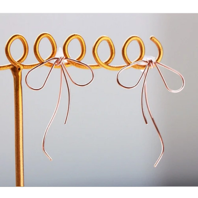 アシンメトリーなリボンのピアス